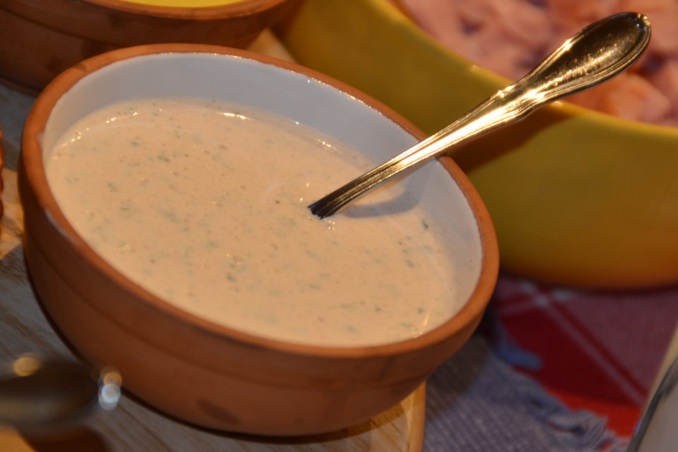 Cremiger Joghurt-Crème fraîche-Dip mit frischen Tomaten und Basilikum ...