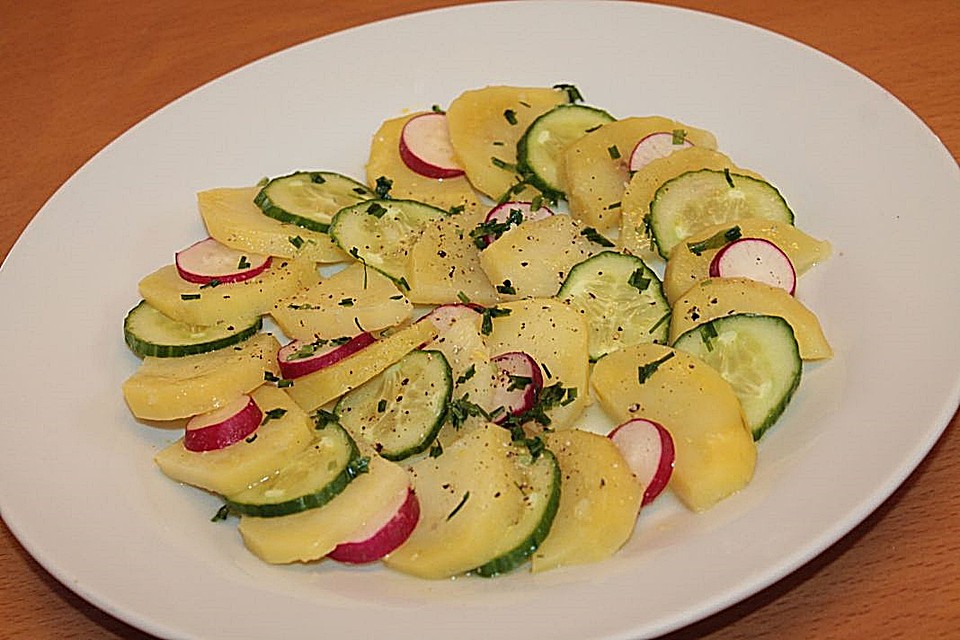 Kartoffel-Radieschen Salat mit Salatgurke und Kräutern von kalinka0815 ...