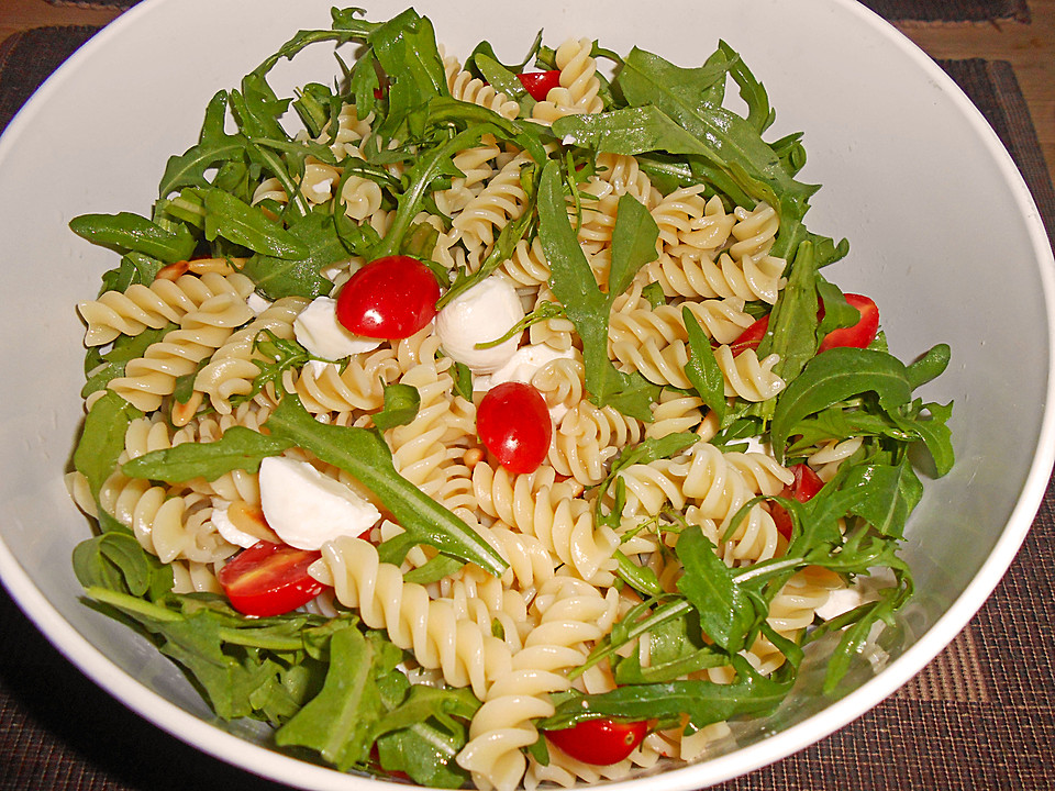 Mediterraner Nudelsalat mit Rucola und Zitronendressing von Sematio ...