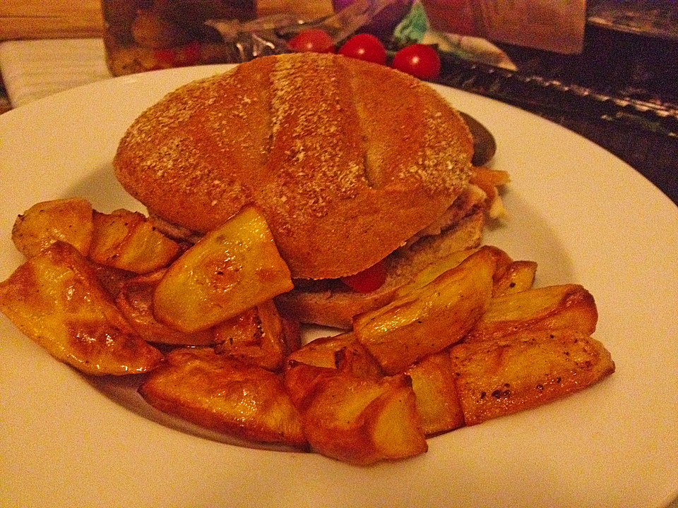 Fischburger mit Kartoffelecken und Kräuterquark von chefkoch | Chefkoch.de