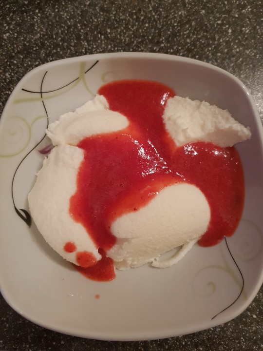 Buttermilch-Mousse mit Himbeersoße von zitrone87 | Chefkoch.de