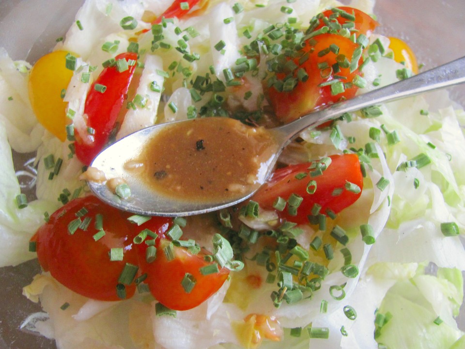 Würziges Salatdressing mit Essig und Zitronensaft von wohlstandskind ...