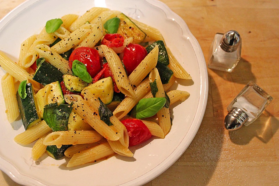 Penne Rigate mit Zucchini und Tomate von Rogue81 | Chefkoch.de