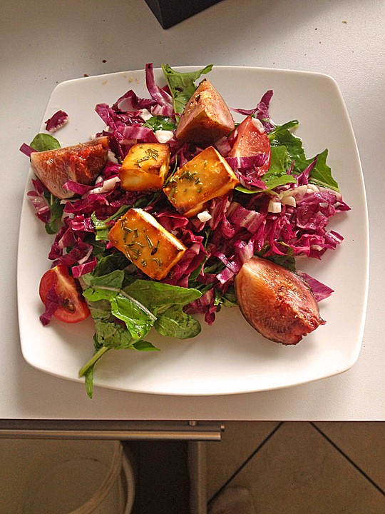 Bunter Salat mit gratiniertem Ziegenkäse, Feigen und einem Balsamico ...