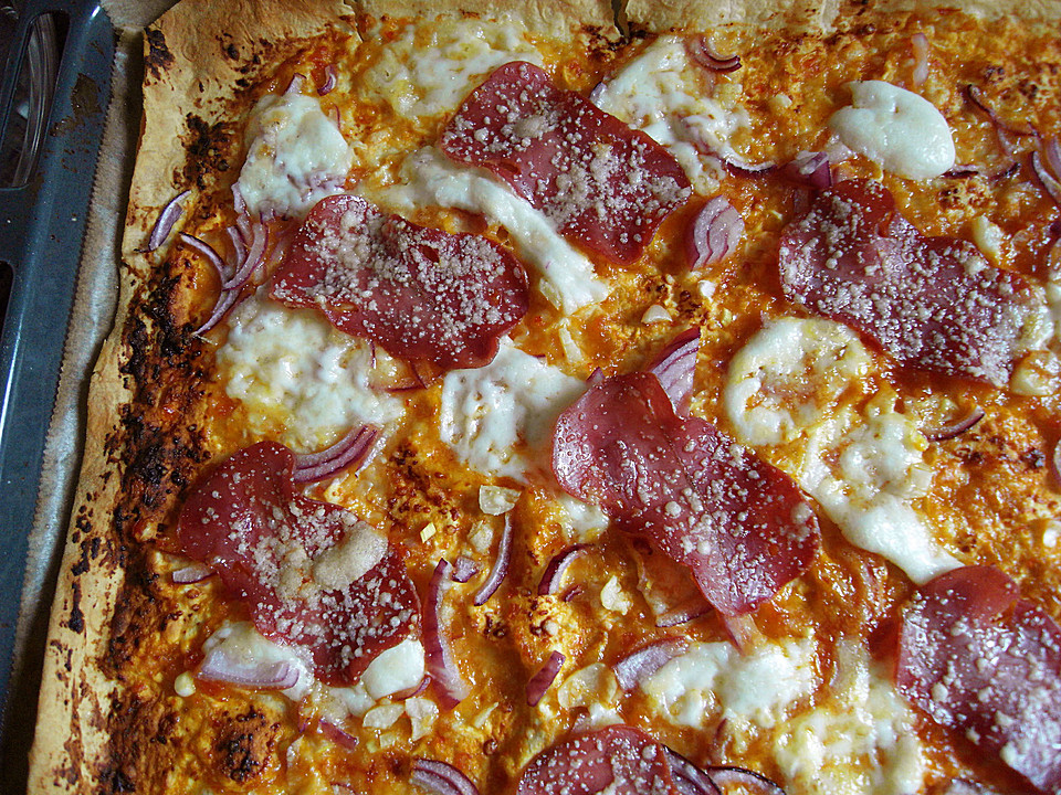 Pizza mit Tomaten, Basilikum, Mozzarella und Parmesan von VIP ...