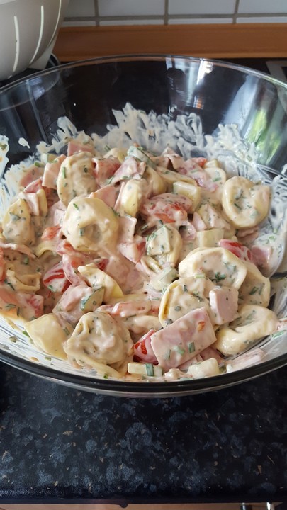 Tortellini - Salat mit Tomaten und Schinken von Kölle-Jessi | Chefkoch.de