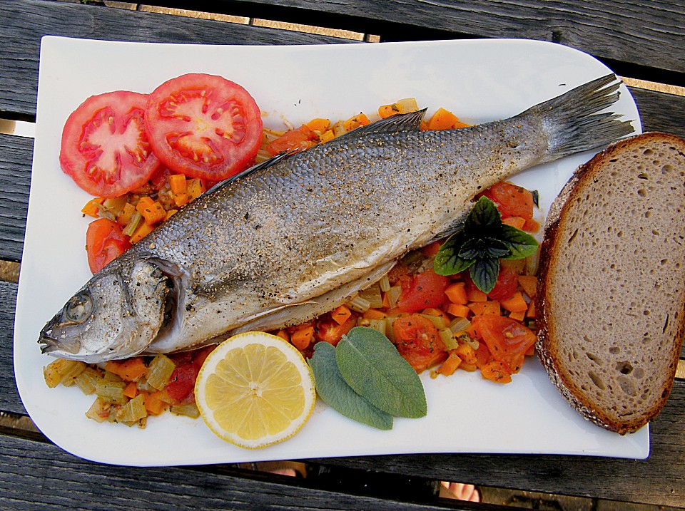 Loup de Mer mit Salbei auf gedünsteten Gemüse | Chefkoch.de