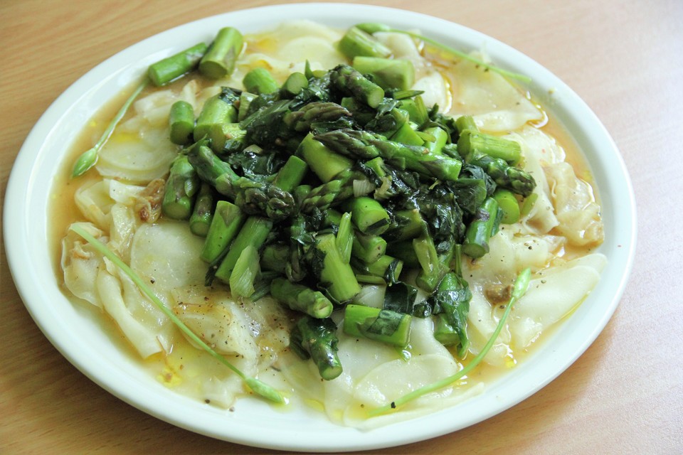 Warmer Frühlingssalat mit Mairübchen, grünem Spargel und Bärlauch von ...