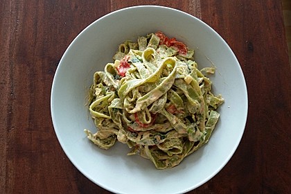 pasta mit bärlauch frischkäse sauce und cocktailtomaten