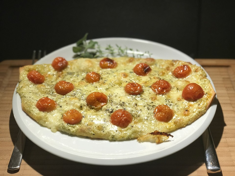 Tomaten-Mozzarella-Flammkuchen von Momo-Maus | Chefkoch.de