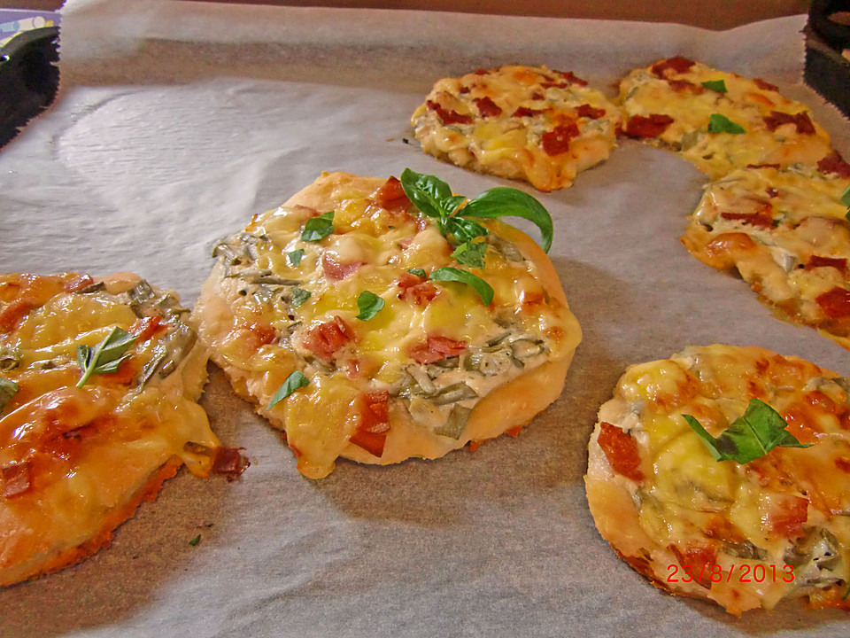 Mini-Pizzen mit Lauchzwiebeln und Salami von Manara | Chefkoch.de