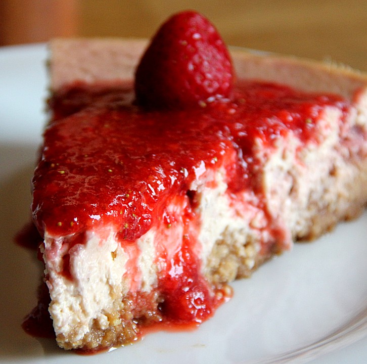 Amerikanischer Cheesecake mit Erdbeerpüree und frischen Erdbeeren von ...