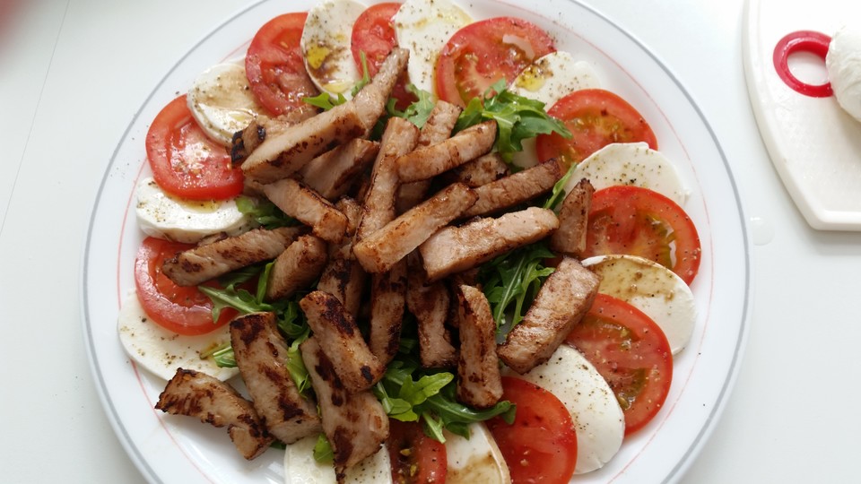 Frischer Tomaten-Mozzarellasalat mit Rucola und Hähnchenstreifen von ...