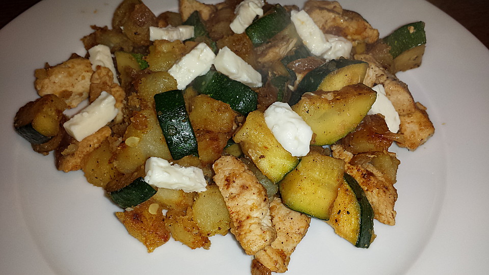 Zucchini-Hähnchen-Pfanne mit Kartoffeln und Schafskäse von s-fuechsle ...