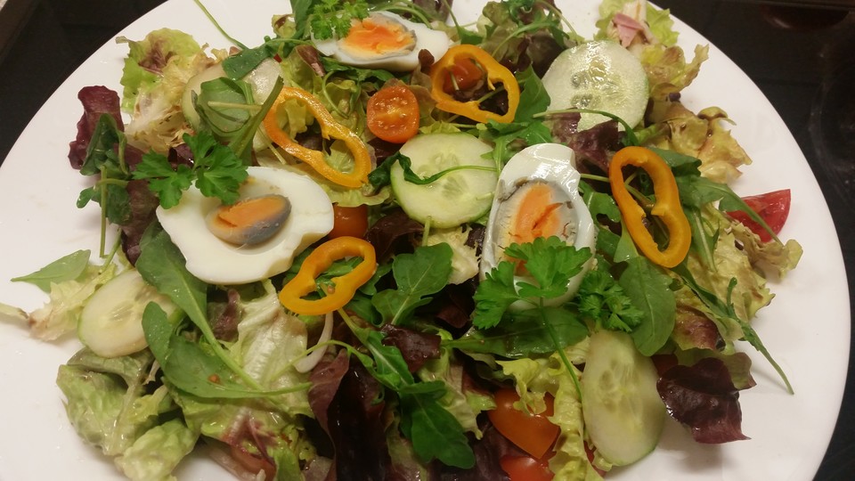 Einfacher, gemischter Salat mit Ei von Herdquäler | Chefkoch.de