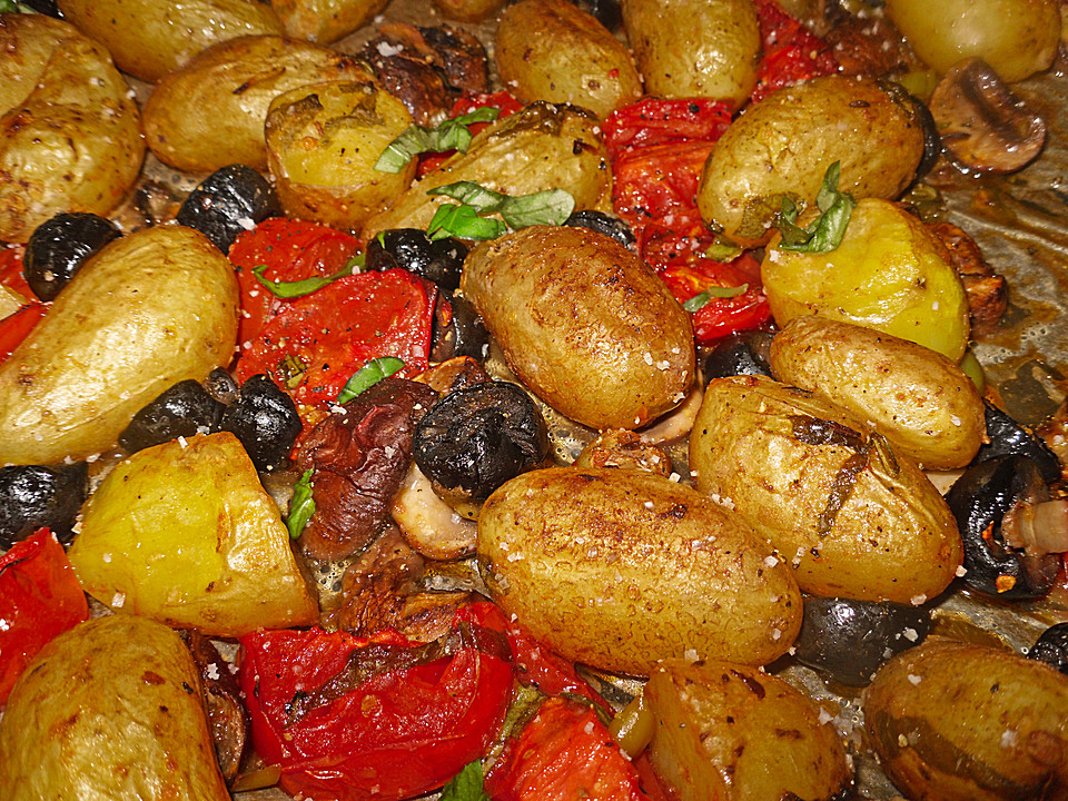 Pikante Ofenkartoffeln mit Oliven, Pilzen, Kirschtomaten und Basilikum ...