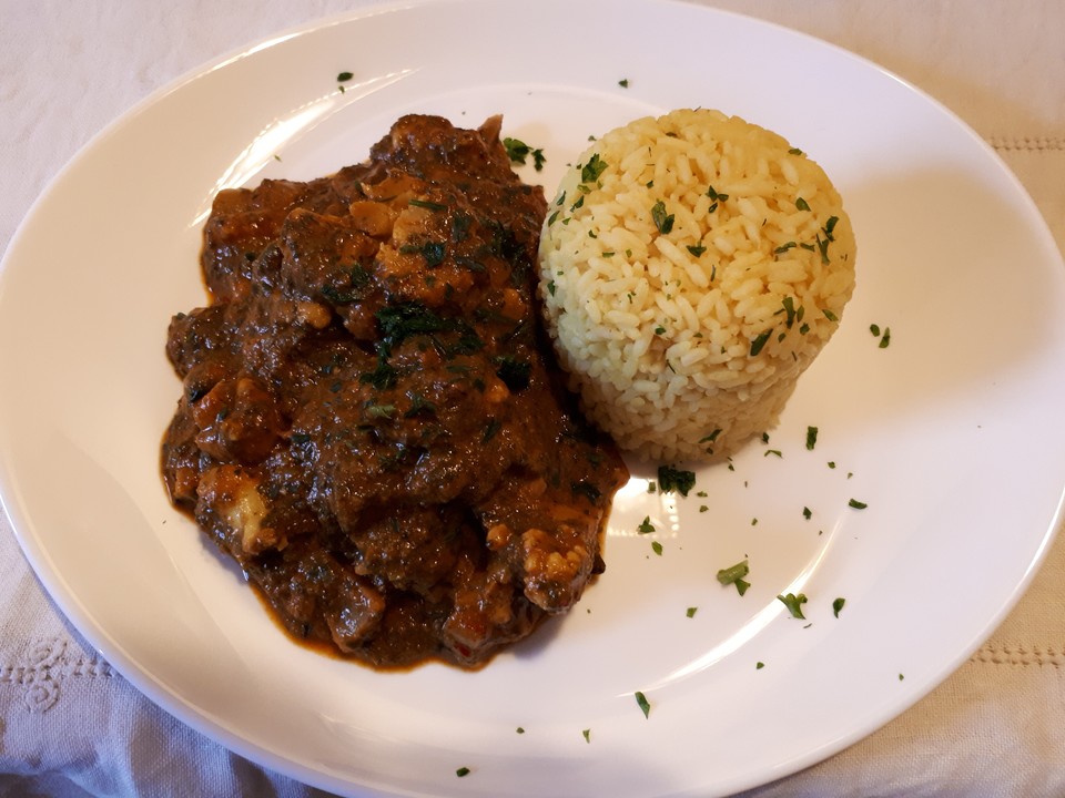 Scharfes indisches Gemüsecurry mit Zwiebeln, Blattspinat und Blumenkohl ...