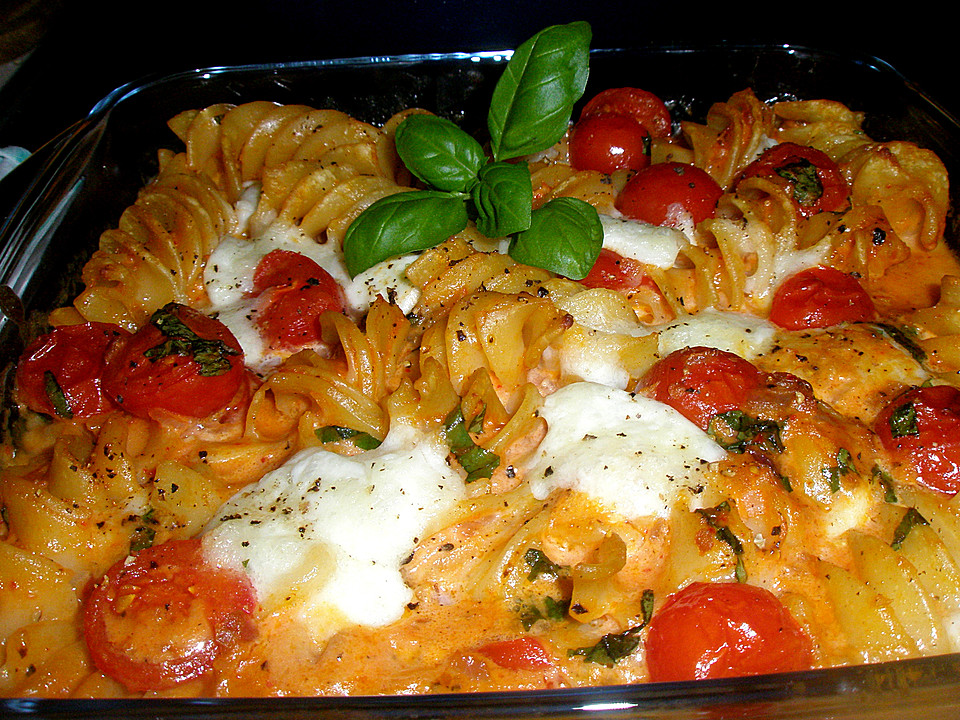 Cremiger Nudelauflauf mit Tomaten und Mozzarella von Katrinili ...