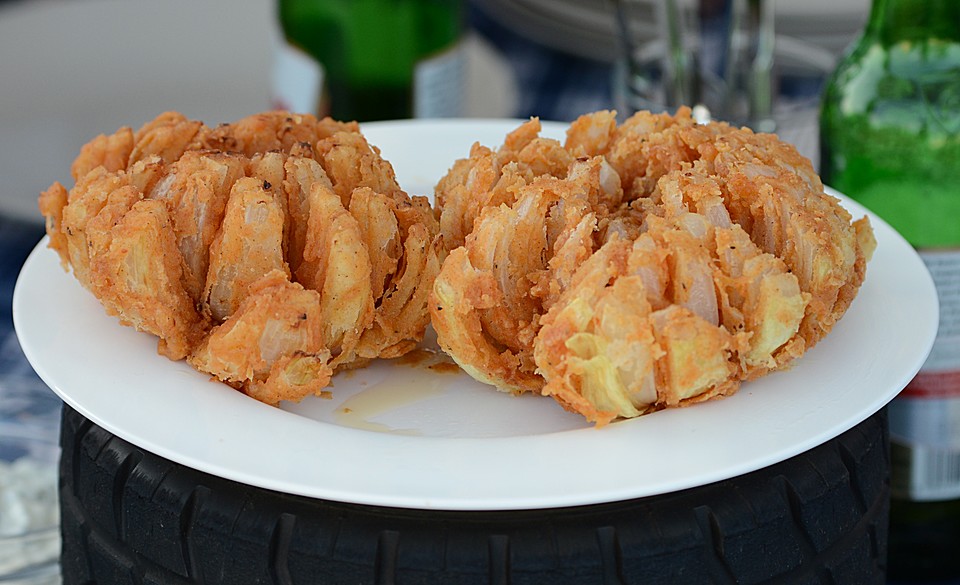 Amerikanische Zwiebelblume, frittiert und mit Dips serviert von ...