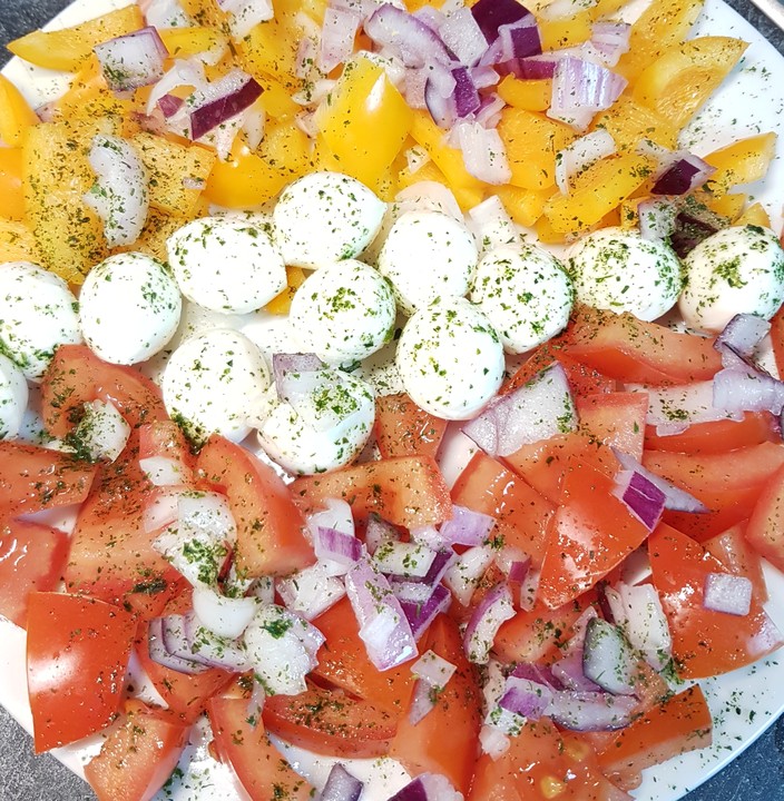 Tomaten-Paprika-Mozzarella-Salat mit Joghurtdressing von Tonita ...