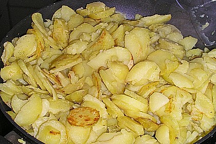 Bratkartoffeln aus Pellkartoffeln mit Zwiebeln und Kräutersalz von ...