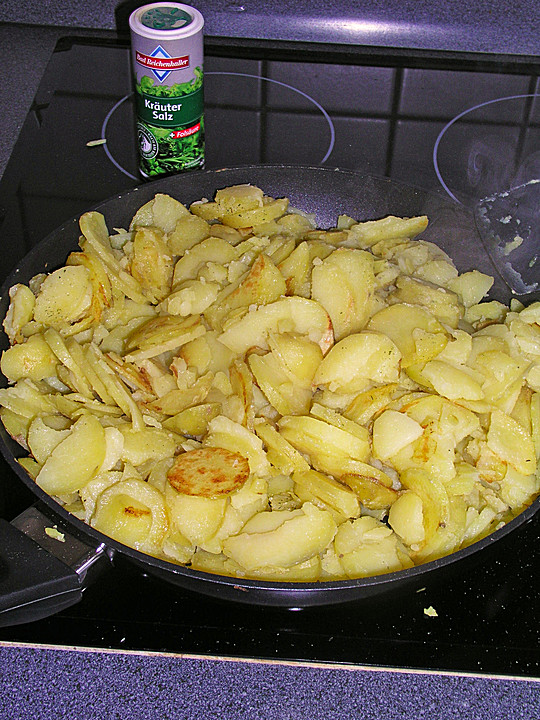 Bratkartoffeln aus Pellkartoffeln mit Zwiebeln und Kräutersalz von ...