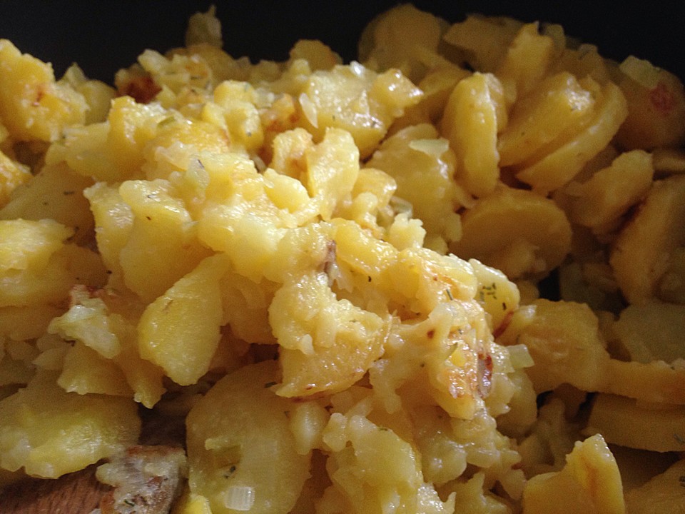 Bratkartoffeln aus Pellkartoffeln mit Zwiebeln und Kräutersalz von ...
