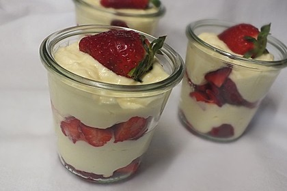 Erdbeer-Pudding-Quark-Dessert 1