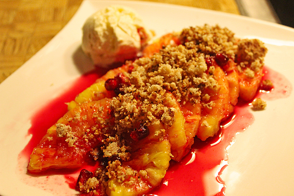 Ananas-Carpaccio mit Granatapfelsauce und Mandel-Kokosstreusel von ...