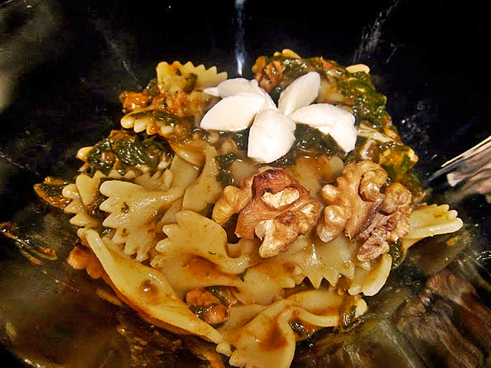 Farfalle mit Spinat-Mozzarella-Walnuss-Sauce von Shoushouswelt ...