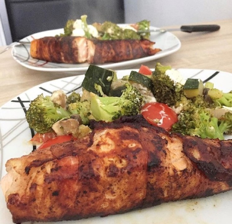 Lachs von Bacon umrollt, mit pikanter Gemüsepfanne und Feta-Käse von ...
