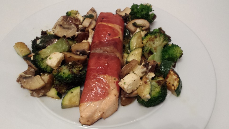 Lachs von Bacon umrollt, mit pikanter Gemüsepfanne und Feta-Käse von ...