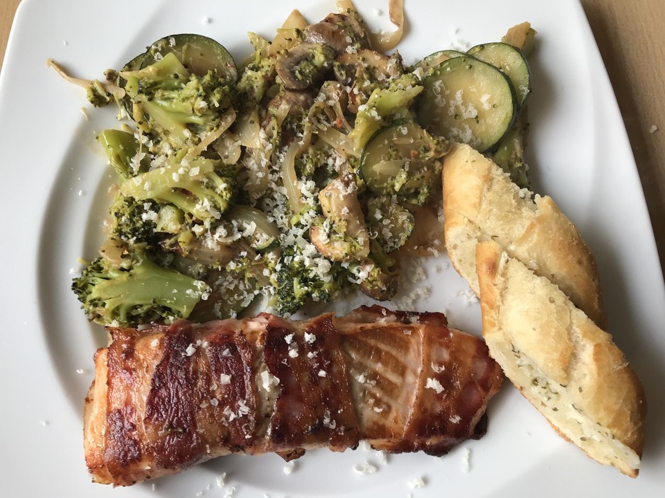 Lachs von Bacon umrollt, mit pikanter Gemüsepfanne und Feta-Käse von ...
