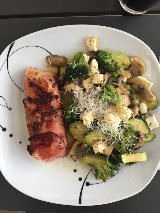 Lachs von Bacon umrollt, mit pikanter Gemüsepfanne und Feta-Käse von ...