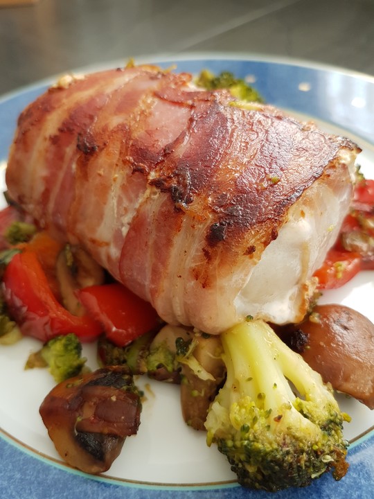 Lachs von Bacon umrollt, mit pikanter Gemüsepfanne und Feta-Käse von ...