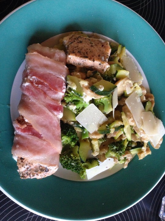 Lachs von Bacon umrollt, mit pikanter Gemüsepfanne und Feta-Käse von ...