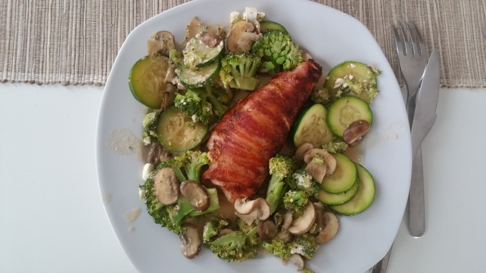 Lachs von Bacon umrollt, mit pikanter Gemüsepfanne und Feta-Käse von ...