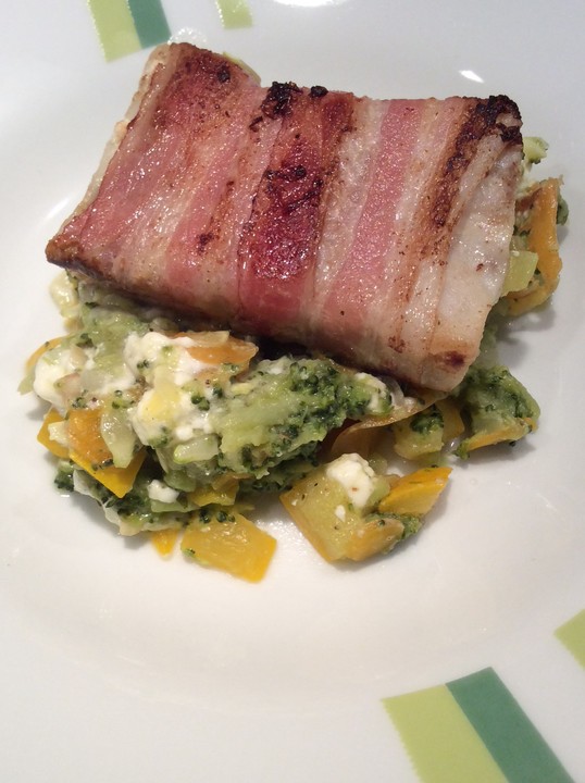 Lachs von Bacon umrollt, mit pikanter Gemüsepfanne und Feta-Käse von ...