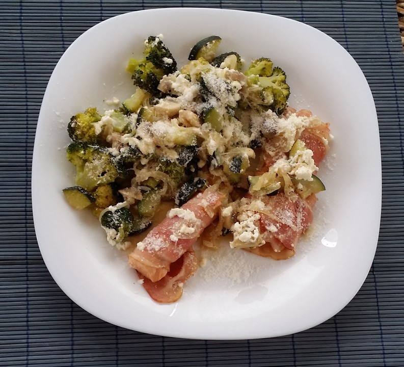 Lachs von Bacon umrollt, mit pikanter Gemüsepfanne und Feta-Käse von ...