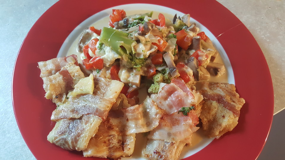 Lachs von Bacon umrollt, mit pikanter Gemüsepfanne und Feta-Käse von ...