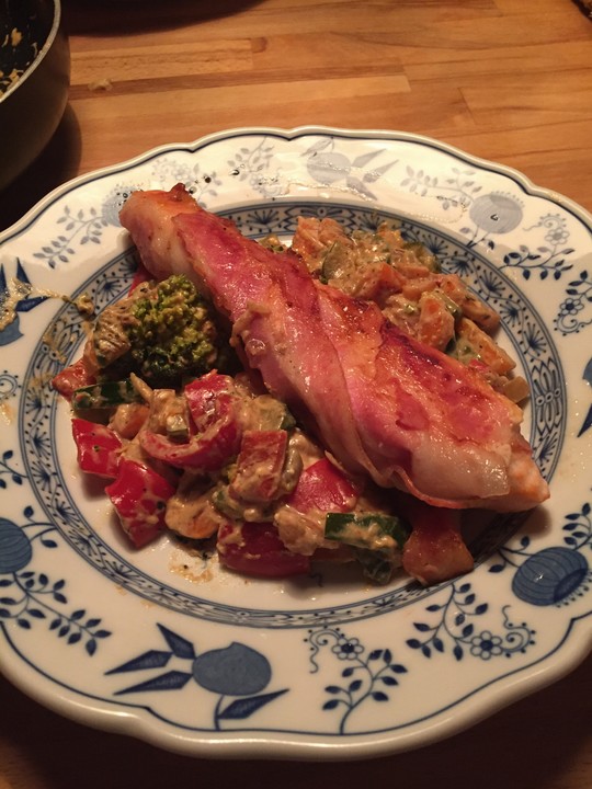 Lachs von Bacon umrollt, mit pikanter Gemüsepfanne und Feta-Käse von ...