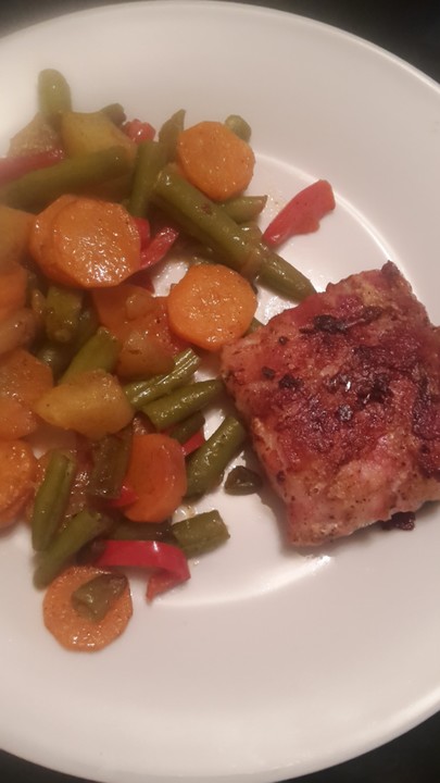 Lachs von Bacon umrollt, mit pikanter Gemüsepfanne und Feta-Käse von ...
