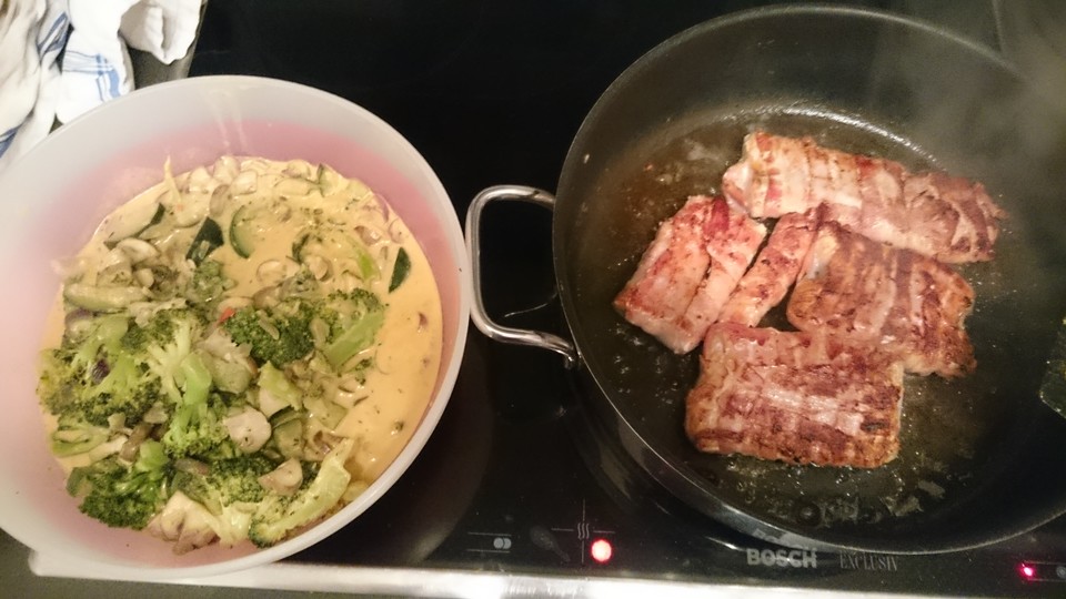 Lachs von Bacon umrollt, mit pikanter Gemüsepfanne und Feta-Käse von ...