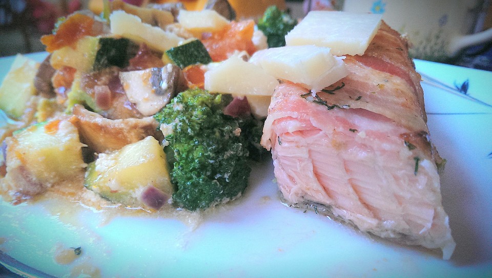 Lachs von Bacon umrollt, mit pikanter Gemüsepfanne und Feta-Käse von ...