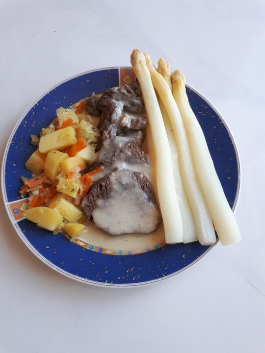 Gesottene Rinderbrust an Meerrettichsauce mit Stangenspargel und ...