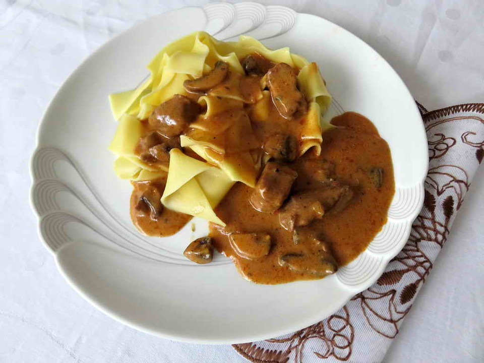 Kalbsrahmgulasch mit Pilzen von Barolinchen | Chefkoch.de