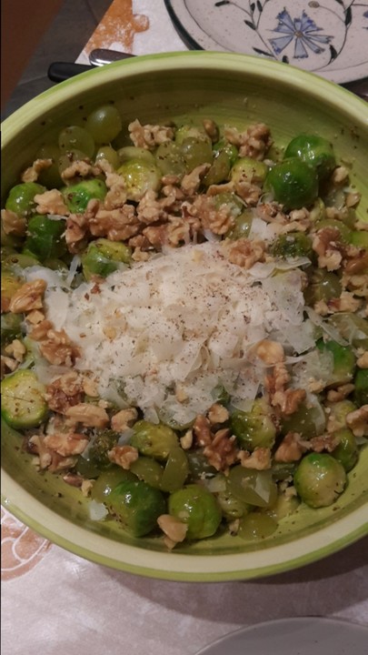 Rosenkohlsalat mit Trauben und Nüssen von smokey1 | Chefkoch.de