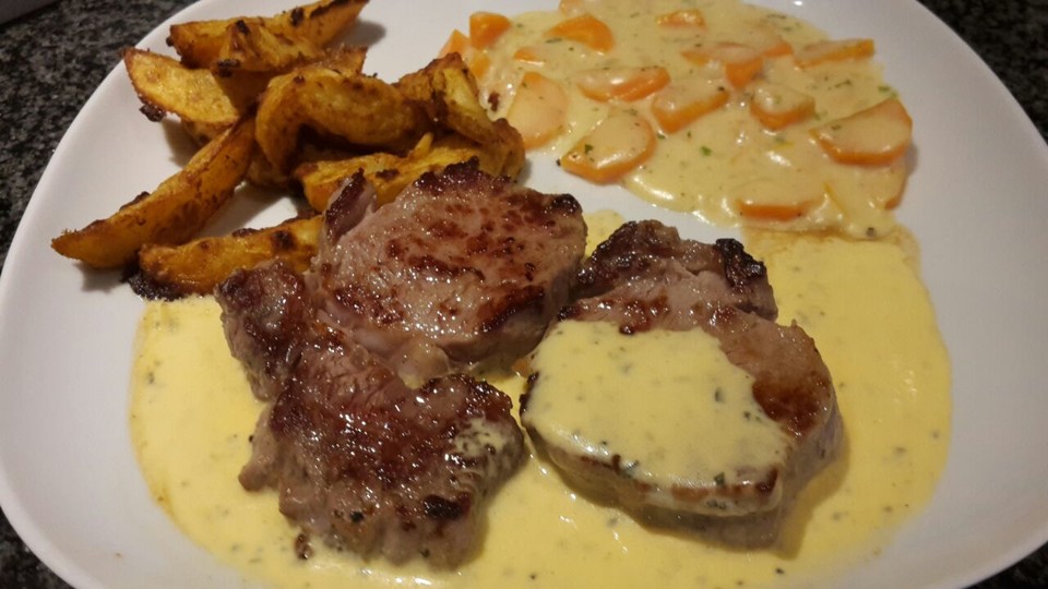 Kalbsmedaillons auf Sauce Bearnaise mit Kartoffelecken und Mischgemüse ...