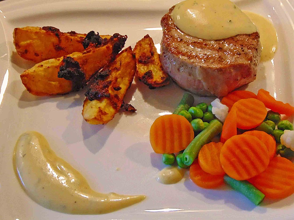 Kalbsmedaillons auf Sauce Bearnaise mit Kartoffelecken und Mischgemüse ...
