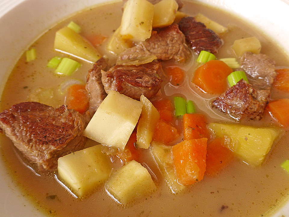 Gemüse-Fleisch-Topf: Rindergulasch mit Pastinaken, Süßkartoffeln und ...